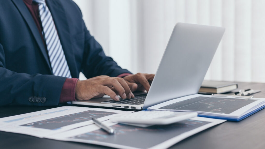 Yellow & orange modern marketing courses youtube thumbnail